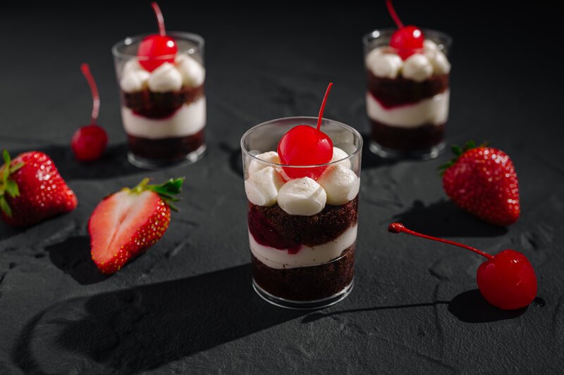 Mini deserturi cu cireșe și căpșuni